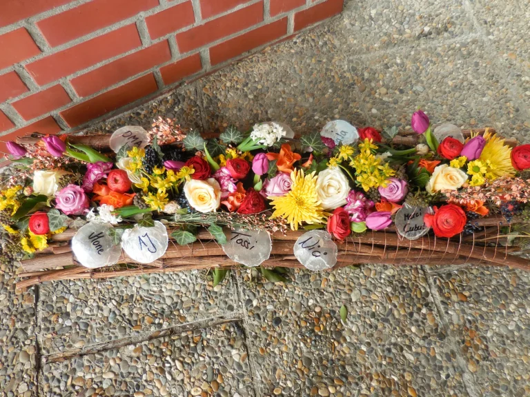 Blumen Gesteck für das Grab