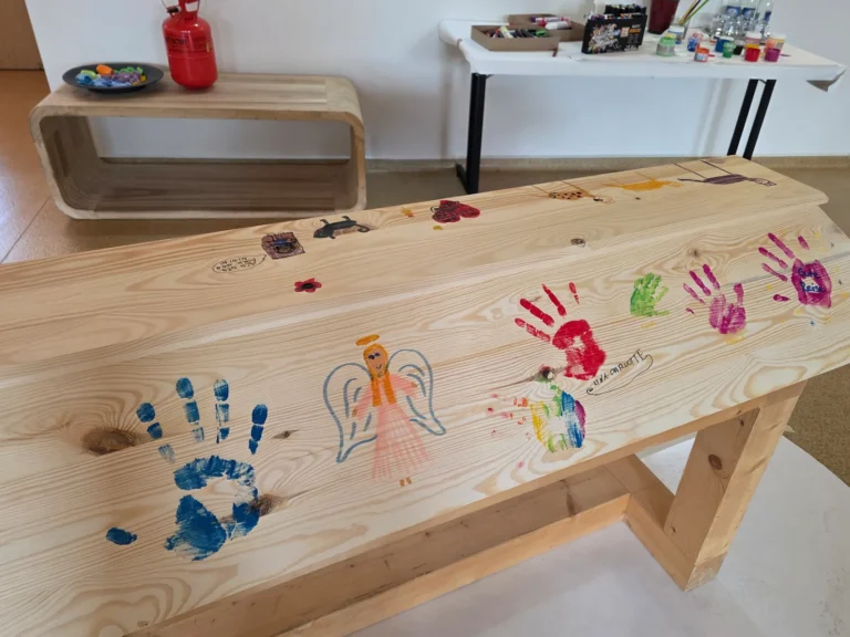 Von Kindern bemalter Sarg
