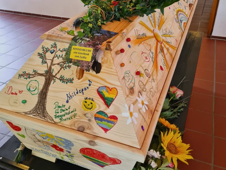 Schön von Kindern bemalter Holzsarg